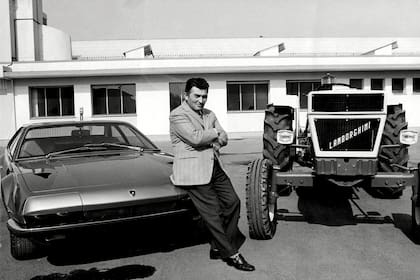 Ferruccio
Lamborghini posa
entre un Lamborghini
Jarama y un tractor, en
Italia en los 70. No llegó
a conocer a su nieta
porque murió el 20 de
febrero de 1993, un año
antes de su nacimiento