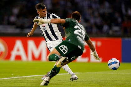 Fértoli empuja el balón al gol tras una gran habilitación de Matías Esquivel y esa jugada marcará la diferencia en Talleres vs. Universidad Católica.