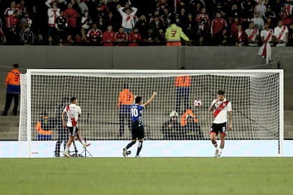 Fértoli festeja el gol de Ortegoza en tiempo de descuento; lo sufren Quintero y Zuculini. Talleres le ganó a River 1-0 en el Monumental