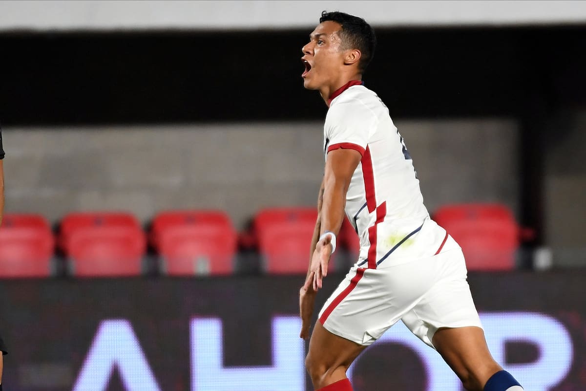 Festeja Andrés Herrera, autor del único gol de San Lorenzo ante Independiente, en el primer partido del torneo de verano