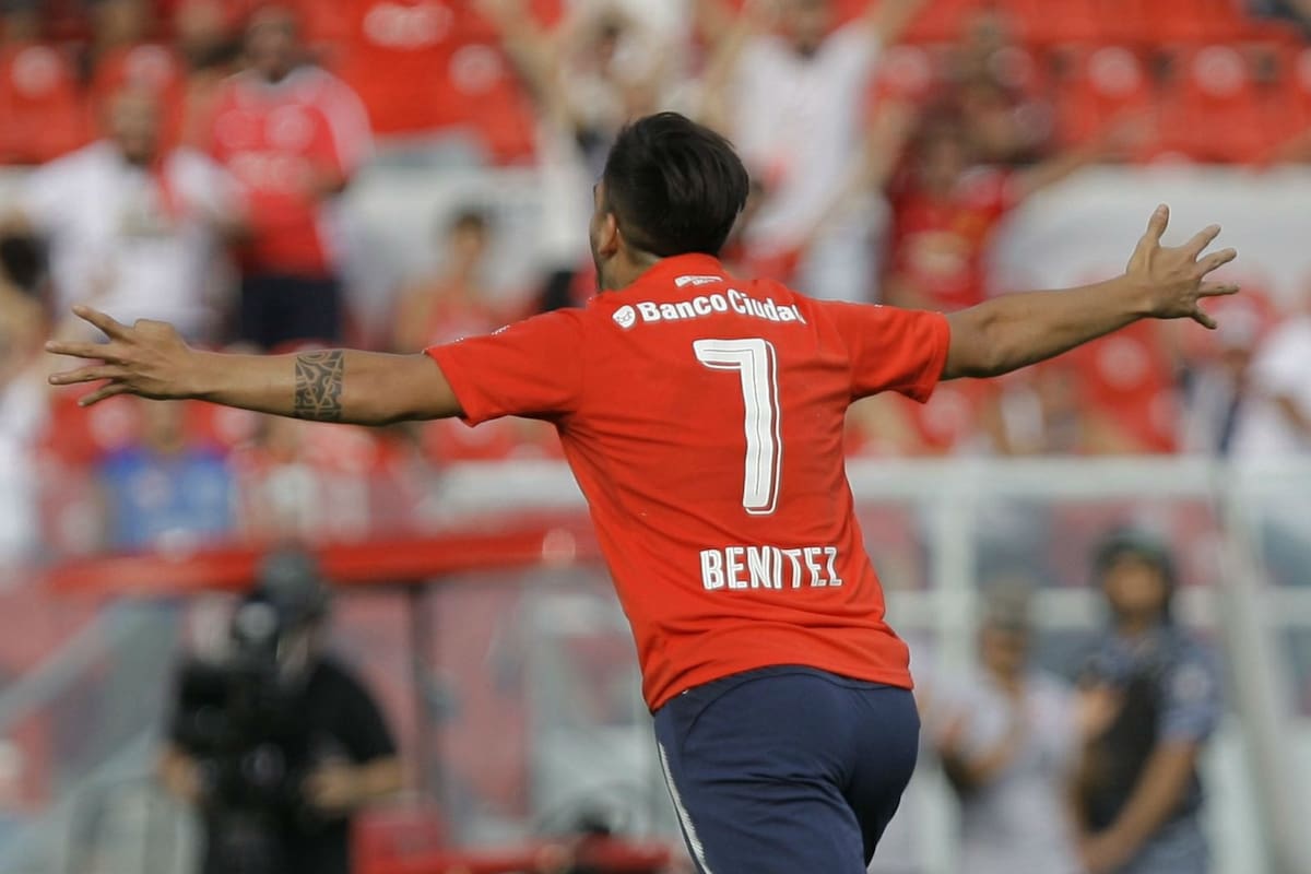 Festeja Benítez, que en su carrera quiere abrazar a todos los hinchas; el público le regaló la mayor ovación de la tarde