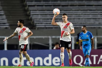 Festeja Borré, autor de dos goles en la noche vacía del Monumental