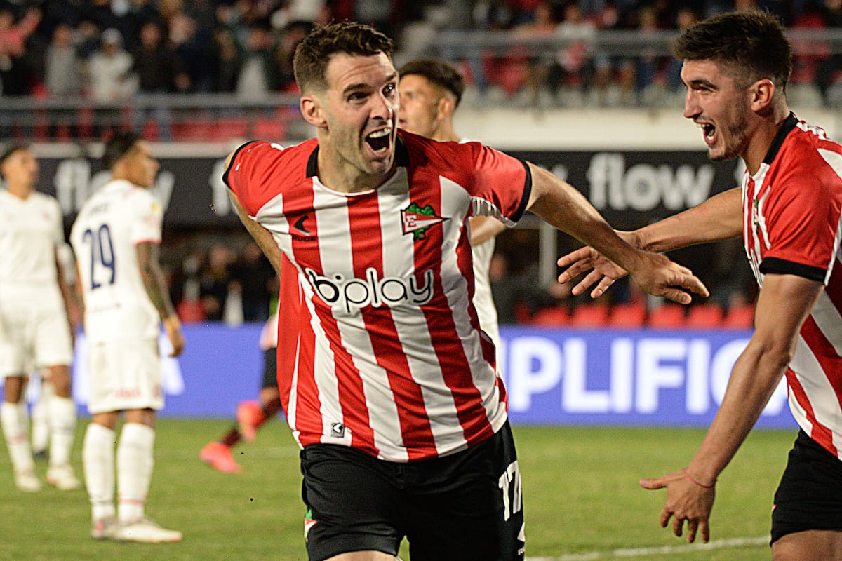 Festeja Boselli el primero de Estudiantes; el goleador volvió al Pincha