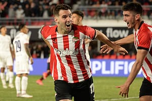 Festeja Boselli el primero de Estudiantes; el goleador volvió al Pincha