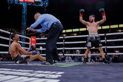 Festeja Brian Mendoza, mientras Fundora, conmocionado por el golpe, ya no puede levantarse