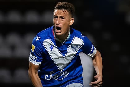 Festeja Brian Romero el gol que le dio la victoria a Vélez sobre Midland; el Fortín descubrió alivio en la Copa Argentina, con su primer triunfo del año.