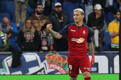 Festeja ‘Chimy’ Ávila en Osasuna, donde convirtió 9 goles en 18 partidos por la Liga y otro tanto más por la Copa del Rey