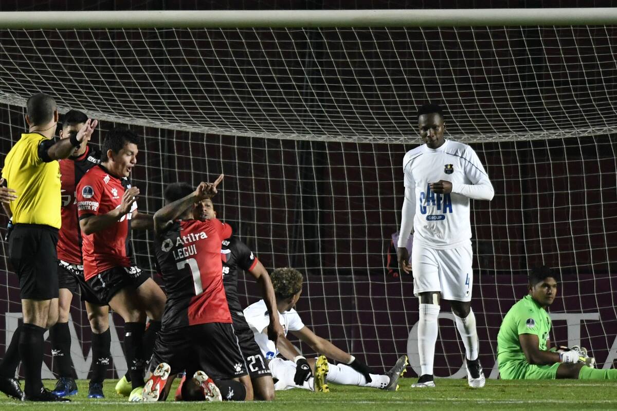 Festeja Colón tras el primer gol, a cargo de Morelo