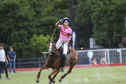 Festeja Cruz Heguy, el capitán de Indios Chapaleufú, que logró el máximo triunfo desde su vuelta a la Triple Corona, 13 años después; "es una alegría inmensa. De las más grandes que viví en mi corta carrera”, dijo el autor de un gol logrado con un tiro de unos 100 metros.