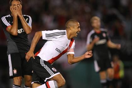 Festeja del capitán de River, mientras se lamenta Desábato