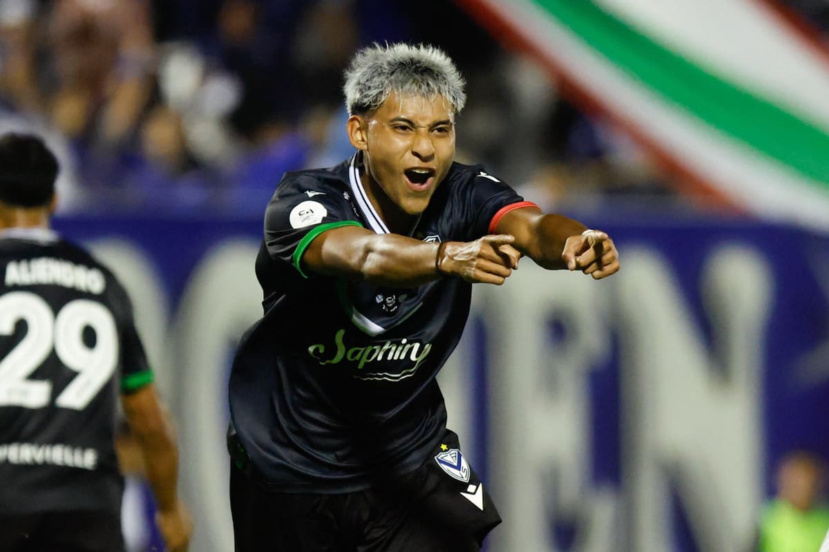 Festeja Dilan Godoy, que abrió el triunfo de Vélez sobre Gimnasia y Tiro por la Copa Argentina; en los octavos de final, el Fortín espera a Boca o Sarmiento.