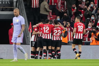 Festeja el Athletic de Bilbao ante su gente y lo sufre Dani Alves; los vascos dejaron en el camino a Barcelona en la Copa del Rey