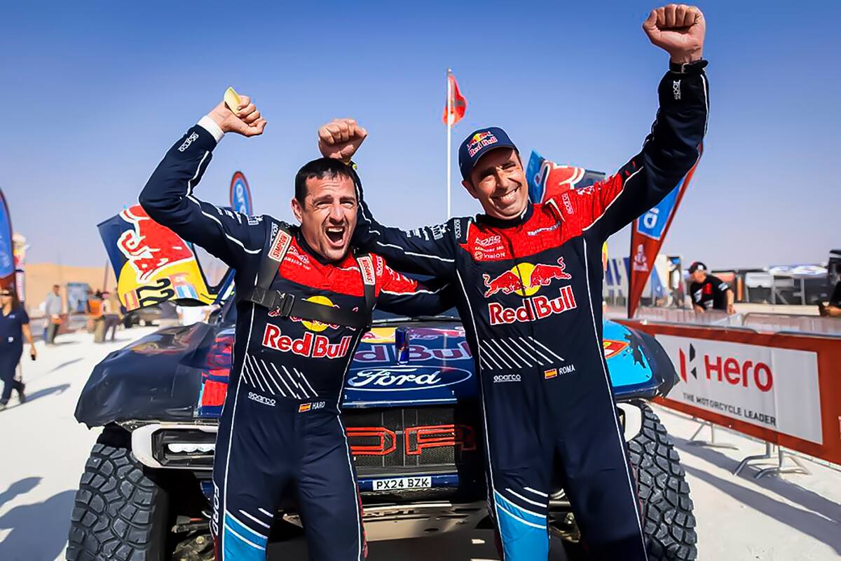 Festeja el binomio Alex Haro y Nani Roma tras ganar la décima etapa del Rally Dakar; 3655 días transcurrieron entre las dos últimas victorias del resiliente piloto catalán.