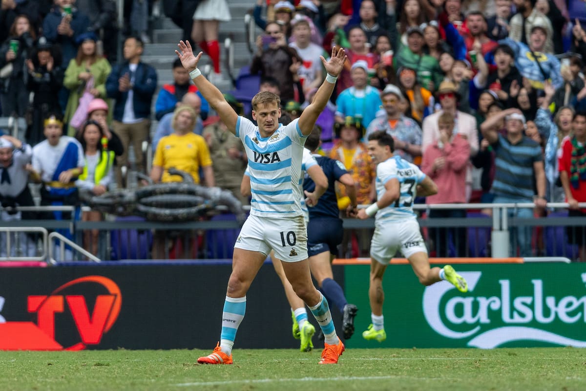 Festeja el capitán Santiago Mare. Los Pumas 7s van por su tercer título seguido en el Circuito Mundial de Seven