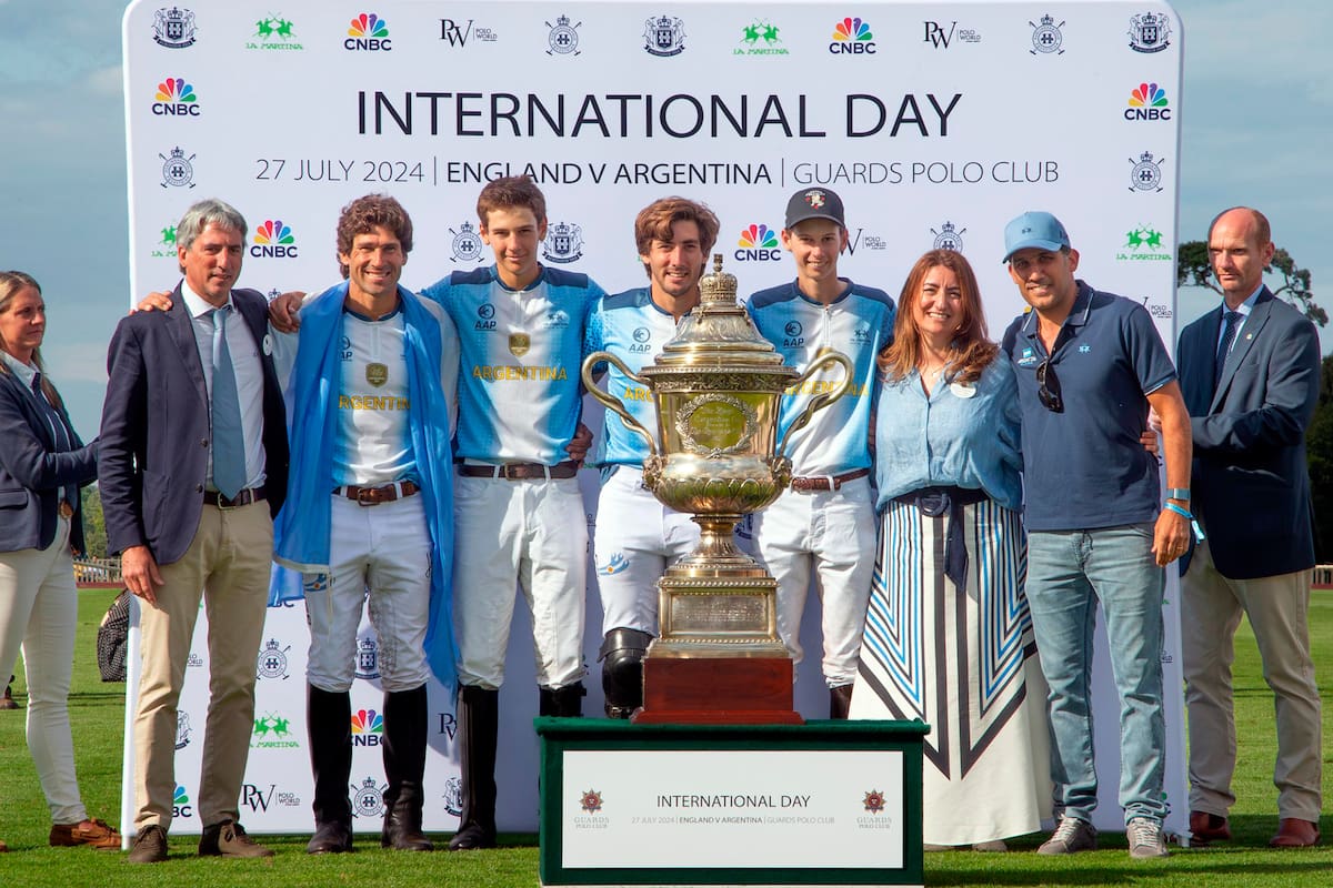 Festeja el polo nacional en Windsor: Delfín Uranga, presidente de la Asociación Argentina de Polo; Hilario Ulloa, Rufino Laulhé, Carlos María Ulloa, Beltrán Laulhé, la embajadora Mariana Plaza y el director técnico Marcos Di Paola celebran el 13-6 sobre Inglaterra con la Copa Coronación.