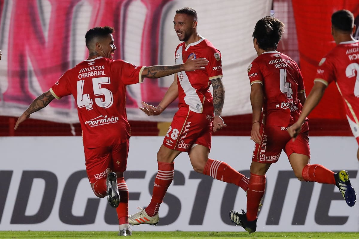 Festeja Emanuel Herrera (centro), autor del 1-0 en La Paternal; acompañan Carabajal, MacAllister y Romero