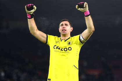 Festeja Emiliano "Dibu" Martínez, clave en la victoria de Aston Villa sobre Southampton, por la Premier League.