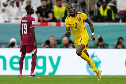 Festeja Enner Valencia tras marcarle a Qatar en el triunfo de Ecuador en el Mundial