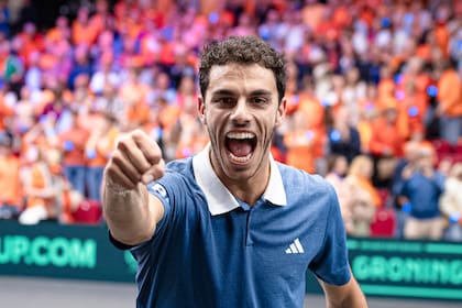 Festeja Francisco Cerúndolo tras ganar el segundo punto de la serie de Copa Davis entre Argentina y Países Bajos, que hoy continuará con el dobles y los restantes individuales.