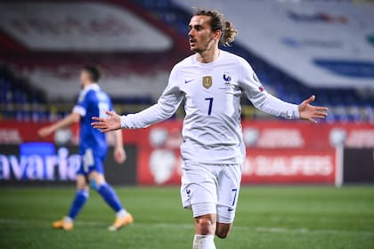 Festeja Griezmann, que se convirtió en el cuarto goleador histórico de Francia