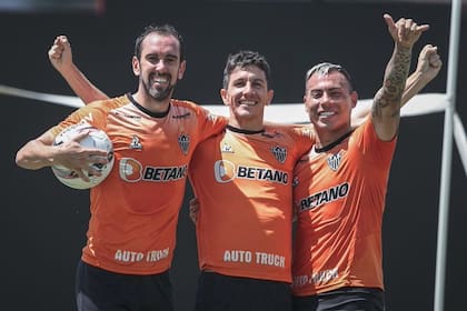 Festeja Ignacio Fernández en el centro, junto a Diego Godín (con la pelota) y Eduardo Vargas; fueron compañeros en Atlético Mineiro y hoy el uruguayo y el argentino son socios en el turf