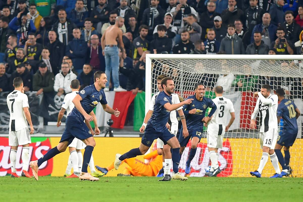 Festeja Juan Mata, autor del empate parcial para el Manchester United