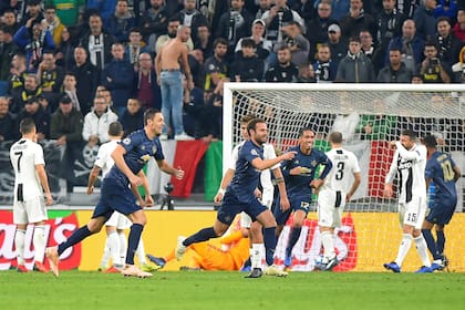 Festeja Juan Mata, autor del empate parcial para el Manchester United