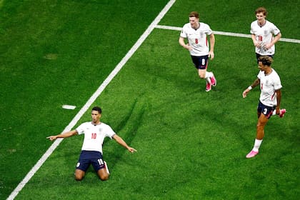 Festeja Jude Bellingham, una de las figuras de Inglaterra, que luego de eliminar a México se cruzará con Noruega en pos de una semifinal de la Copa del Mundo.