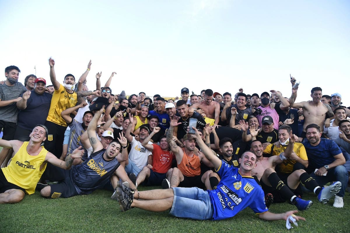 Festeja La Matanza. Almirante Brown derrotó a Acassuso por 2 a 1 y es el primer equipo del fútbol argentino en conquistar un ascenso