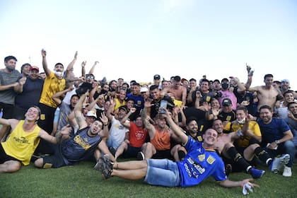 Festeja La Matanza. Almirante Brown derrotó a Acassuso por 2 a 1 y es el primer equipo del fútbol argentino en conquistar un ascenso