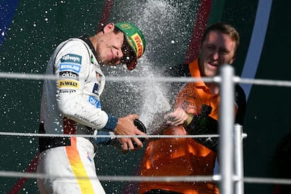 Festeja Lando Norris en el podio del autódromo Hermanos Rodríguez, de México; el británico recuperó el feeling con el auto, tras una charla de equipo en Singapur