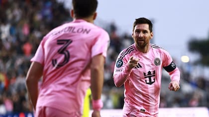 Festeja Lionel Messi con Sergio Reguilón, su asistidor; el gol 900 del argentino fue el 1-0 de Inter Miami ante Nashville