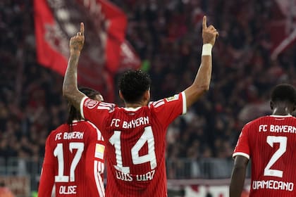 Festeja Luis Díaz, autor de un hat-trick