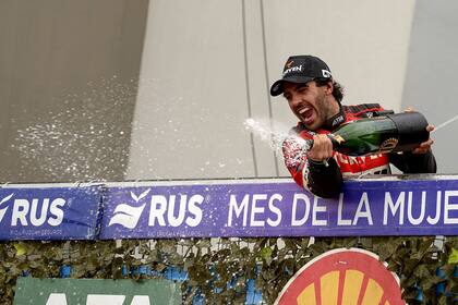 Festeja Manu Urcera en el podio de San Nicolás: el piloto de Torino se trepó a la cima de la Copa de Oro, a falta de dos carreras