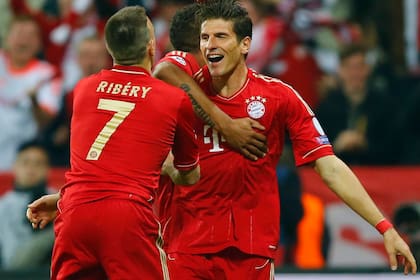 Festeja Mario Gómez junto con Ribery