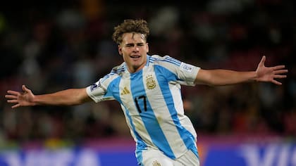 Festeja Mateo Silvetti tras conseguir el gol del 2-0 de Argentina sobre México en los cuartos de final del Mundial Sub 20 de Chile; la selección fue superior y por ahora es la mejor del certamen.