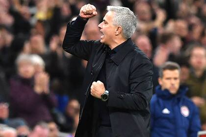 Festeja Mourinho: el DT portugués metió mano pronto en el equipo y los Spurs lo dieron vuelta