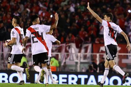 Festeja ‘Nacho’ Fernández y se asocia Enzo Pérez, en un Monumental que se acostumbró a las victorias en las noches de Copa