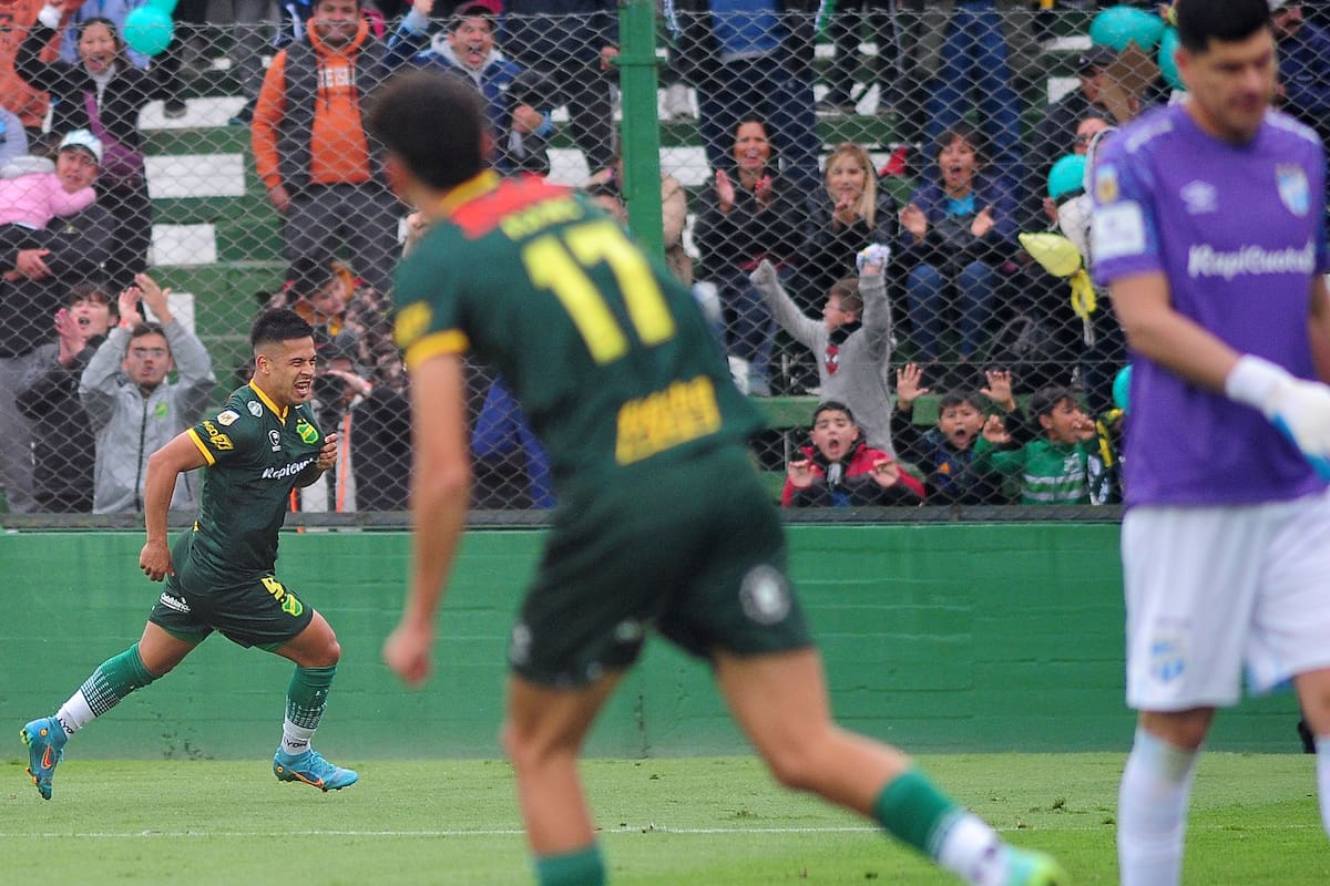 Festeja Uvita Fernández, de Defensa y Justicia, y sufre Carlos Lampe, de Tucumán, que pasó de pelear por la Liga Profesional a quedarse con las manos vacías en la temporada.