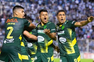 Festejan Adonis Frías, Walter Bou y Miguel Merentiel: el 4-0 en Tucumán puso segundo a Defensa y Justicia en el Torneo 2021.