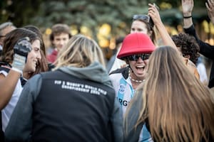 Festejan Agustina Imaz (izquierda) y Catalina Lavinia (centro), con la euforia de ser finalistas del primer Mundial de polo femenino; la Argentina goleó a Italia en Palermo y definirá contra Estados Unidos.