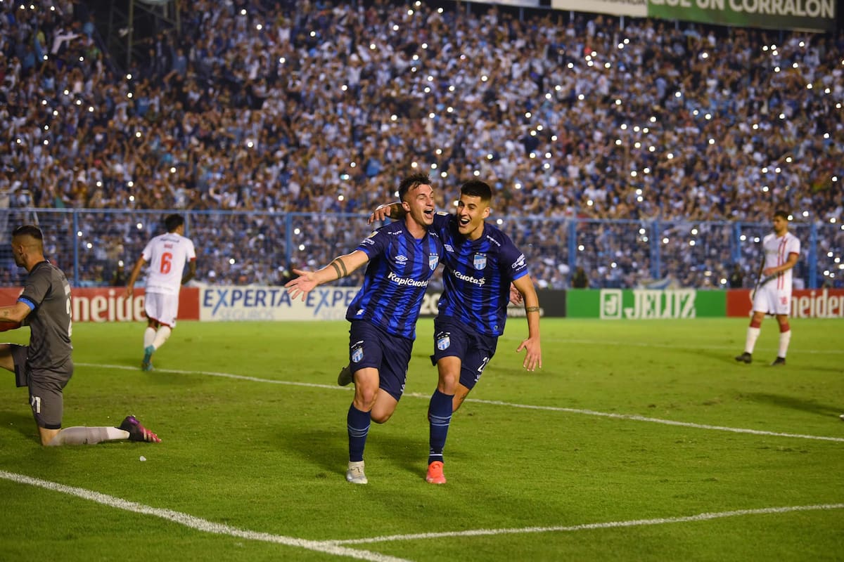 Festejan Augusto Lotti y Joaquín Pereyra, dos de los futbolistas que descubrieron en Atlético Tucumán un espacio para relanzar sus carreras