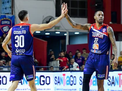 Festejan Cosolito y Brandon Robinson: Quimsa está 1-0 arriba en una serie de hasta siete partidos, en la que necesita cuatro triunfos.