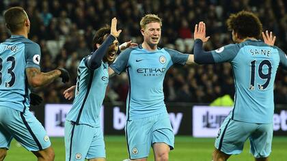 Festejan de frente Silva y De Bruyne; ambos marcaron en el primer tiempo