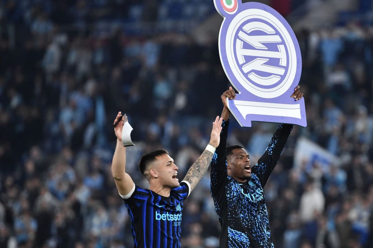Festejan el capitán Lautaro Martínez y su compañero Denzel Dumfries el título de la Copa Italia, ante Lazio, en un Olímpico de Roma que lo ovacionó al argentino