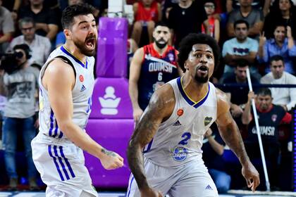 Festejan Franco Balbi y Dar Tucker; Boca derrotó a Quimsa por primera vez en la temporada y le arrebató la ventaja de localía en la final de la Liga Nacional de Básquetbol.