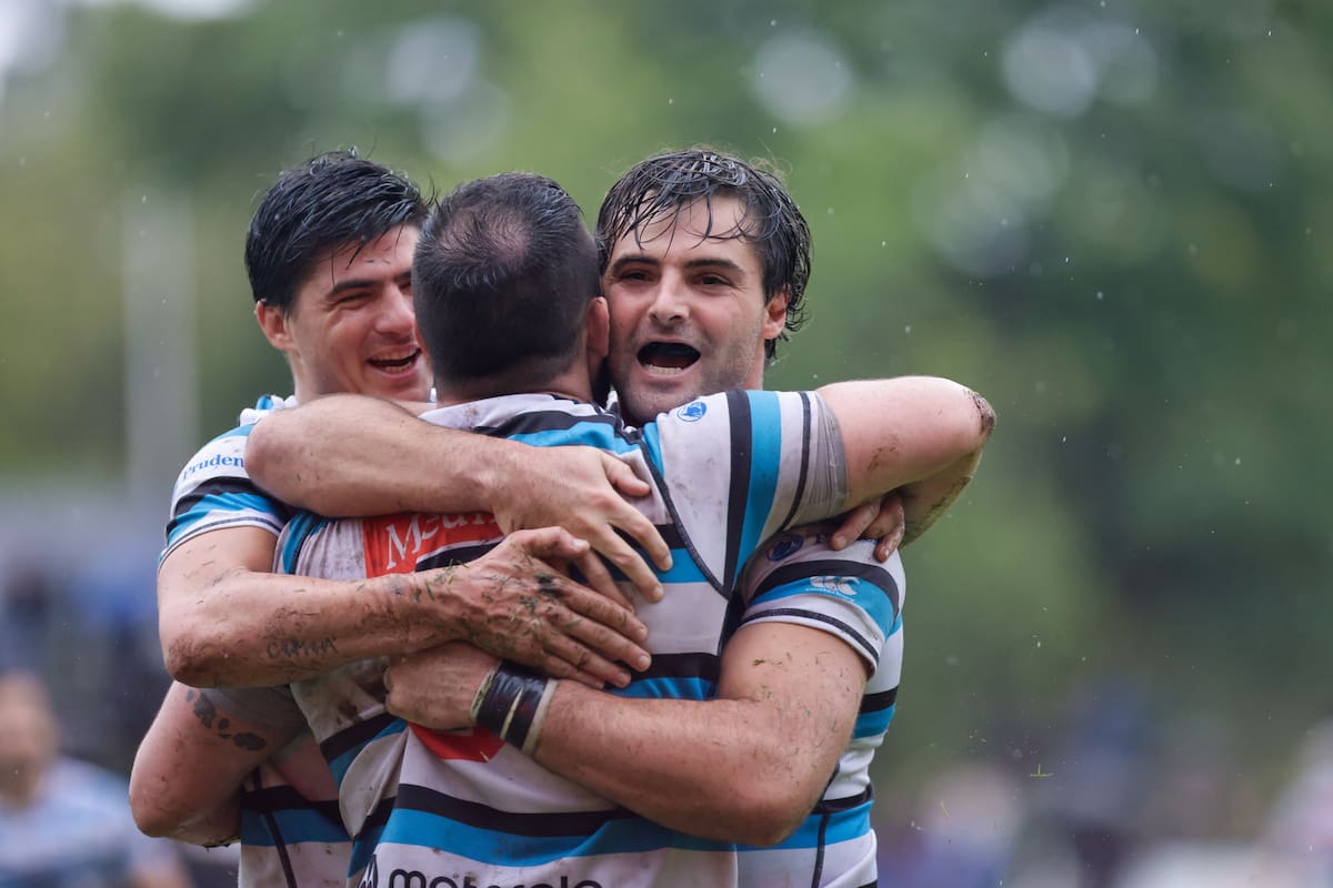 Festejan jugadores de SIC, el campeón, tras un try frente a Newman, por la fecha 2 del Top 12 de la URBA.