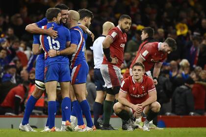 Festejan los franceses y sufren los galeses; la victoria dejó a Les Bleus a un paso del título en el Seis Naciones, algo que no consiguen desde 2010.