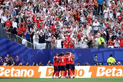 Festejan los jugadores de Inglaterra y celebran los hinchas en las tribunas; el Gobierno de Reino Unido advirtió a los simpatizantes sobre el viaje a México