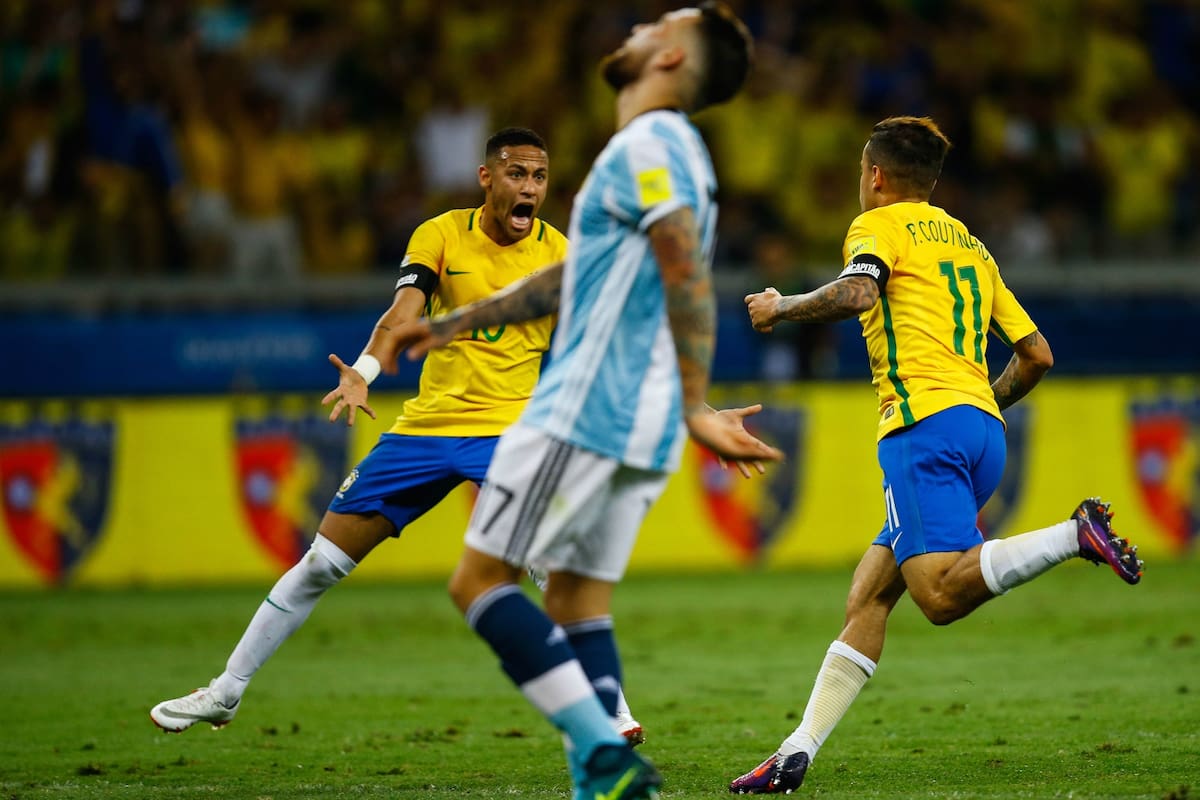 Festejan Neymar y Philippe Coutinho, en la paliza de Brasil por 3-0, en noviembre de 2016 en el Mineirao, por las eliminatorias rumbo al Mundial de Rusia 2018